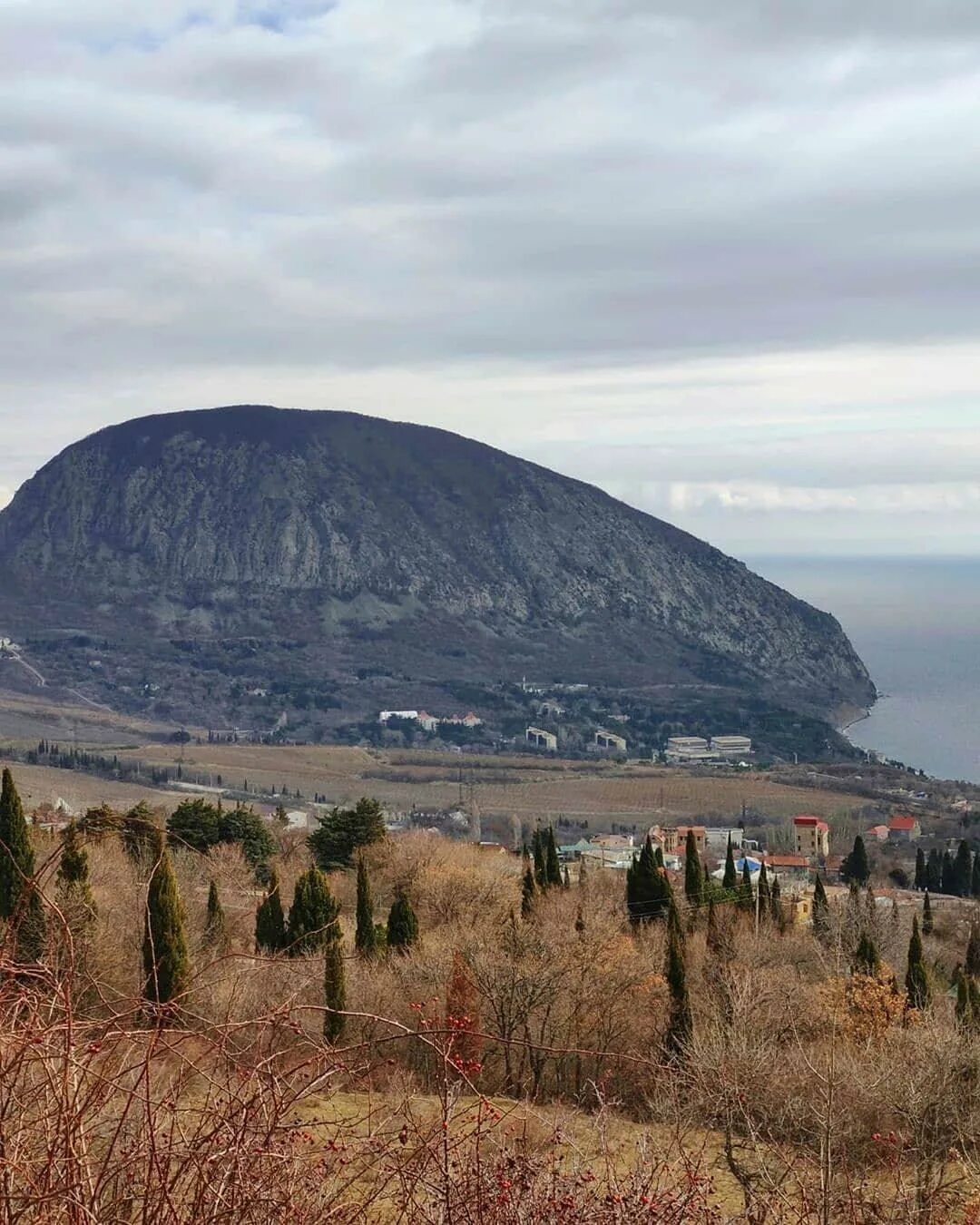 Горы полукругом. Гора Аю-Даг. Гора медведь в Крыму. Аю-Даг медведь-гора. Аюдаг гора медведь.