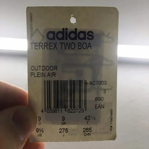 Проверка кроссовок адидас. Бирка адидас. RFID на бирке адидас. RFID метка adidas. Оригинальная бирка адидас.