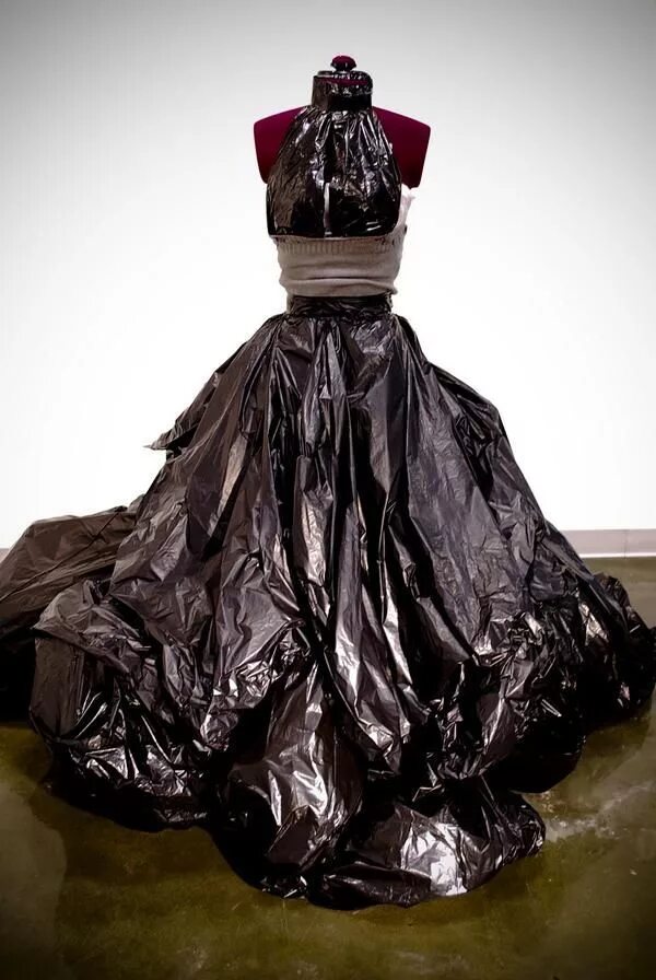 Платье из мусорных пакетов своими руками. Платье из мусорных пакетов. Платье из целлофановых пакетов. Платье из мусорных мешков.