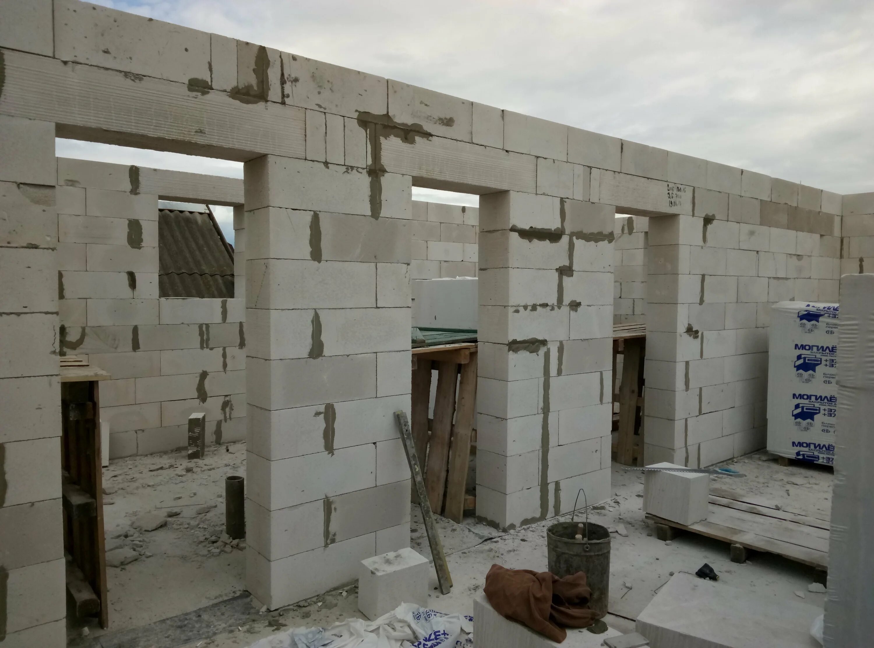 Стены из газобетона в частном доме. Дом из газобетонных блоков. коробка дома из газобетона. здание из газобетонных блоков. дом из газосиликатных блоков.