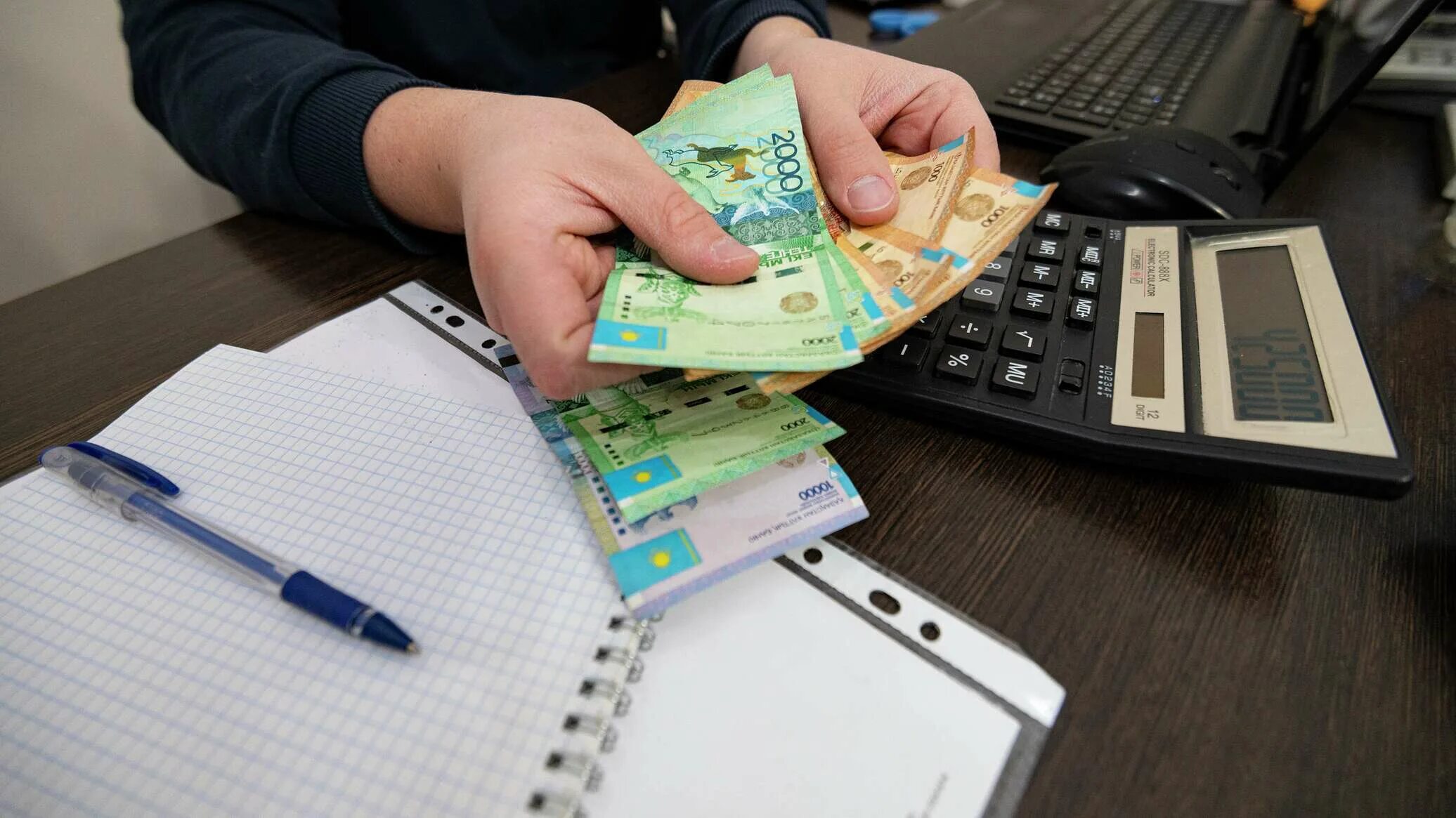 Калькулятор и деньги. Оформление кредита. Деньги Казахстана. Экономика Казахстана.
