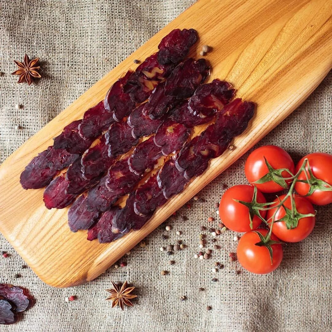 Казы колбаса. Конская колбаса казы. колбаса татарская казылык. казылык из конины. башкирская конская колбаса казылык.