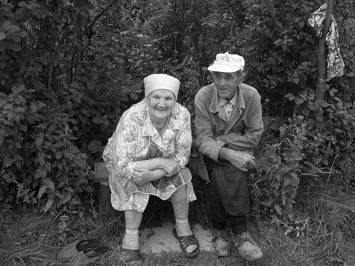 Старые тетки с молодыми. На деревню к дедушке. Бабушка и дедушка в деревне. Дед с бабушкой в деревне. Советские старики.