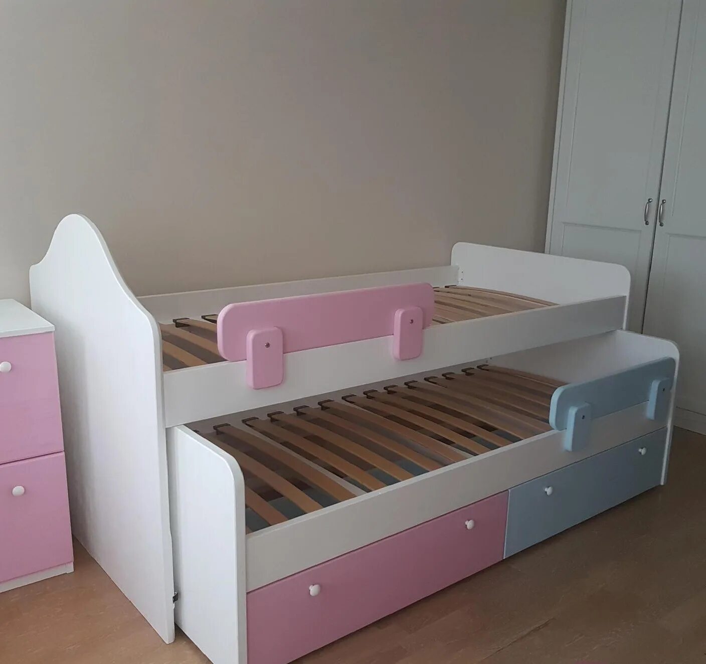 Кровать двойная выдвижная. Кровать Ивиса 2-82 с выдвижным спальным. Выдвижная кровать для двоих детей. Кровать детская выдвижная. Детская выкатная кровать.