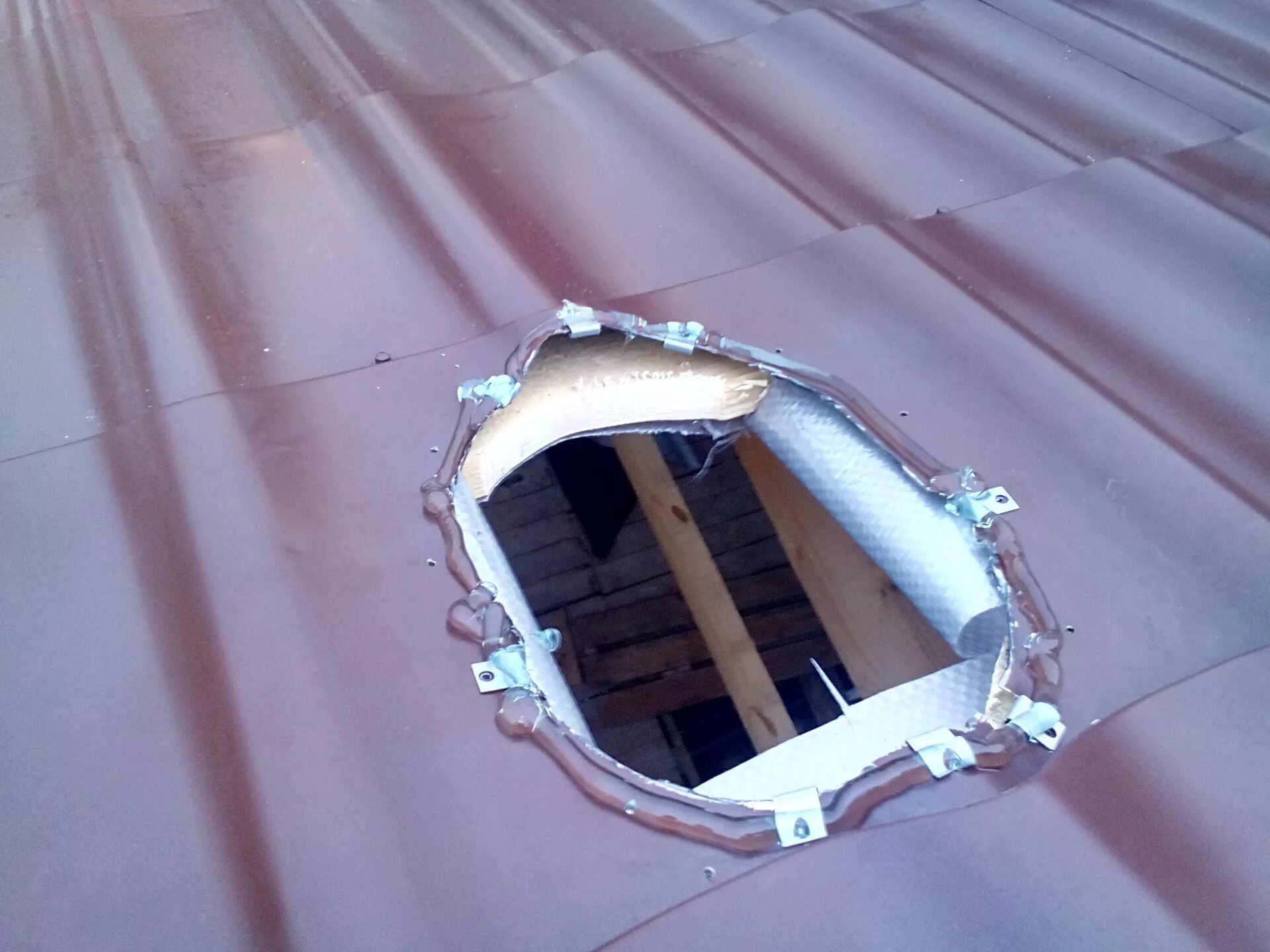 Hole in the roof. Разрушенная крыша из черепицы. Пробоины кровли. Пик дом зачем дырки в крыше. Дырка в крыше.