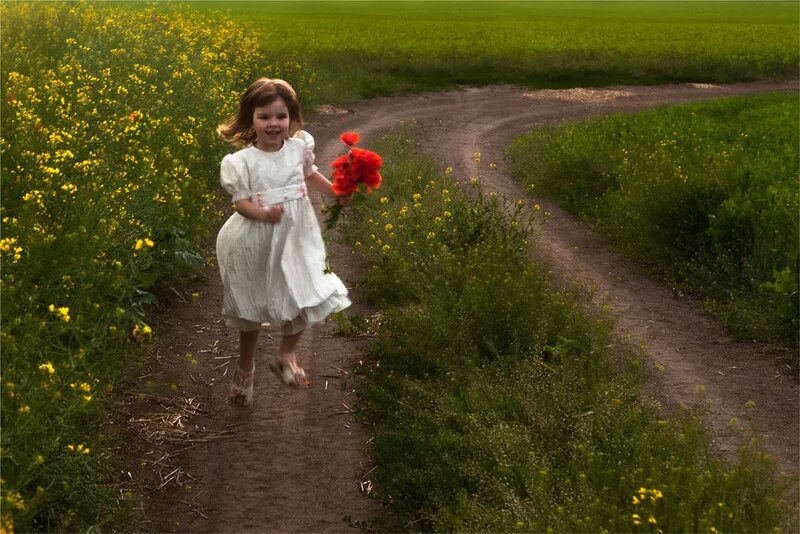 Человек на дороге. Детство картинки. Советская фотография черно белая. Вернемся в счастливое прошлое. Прошлое и будущее часы.