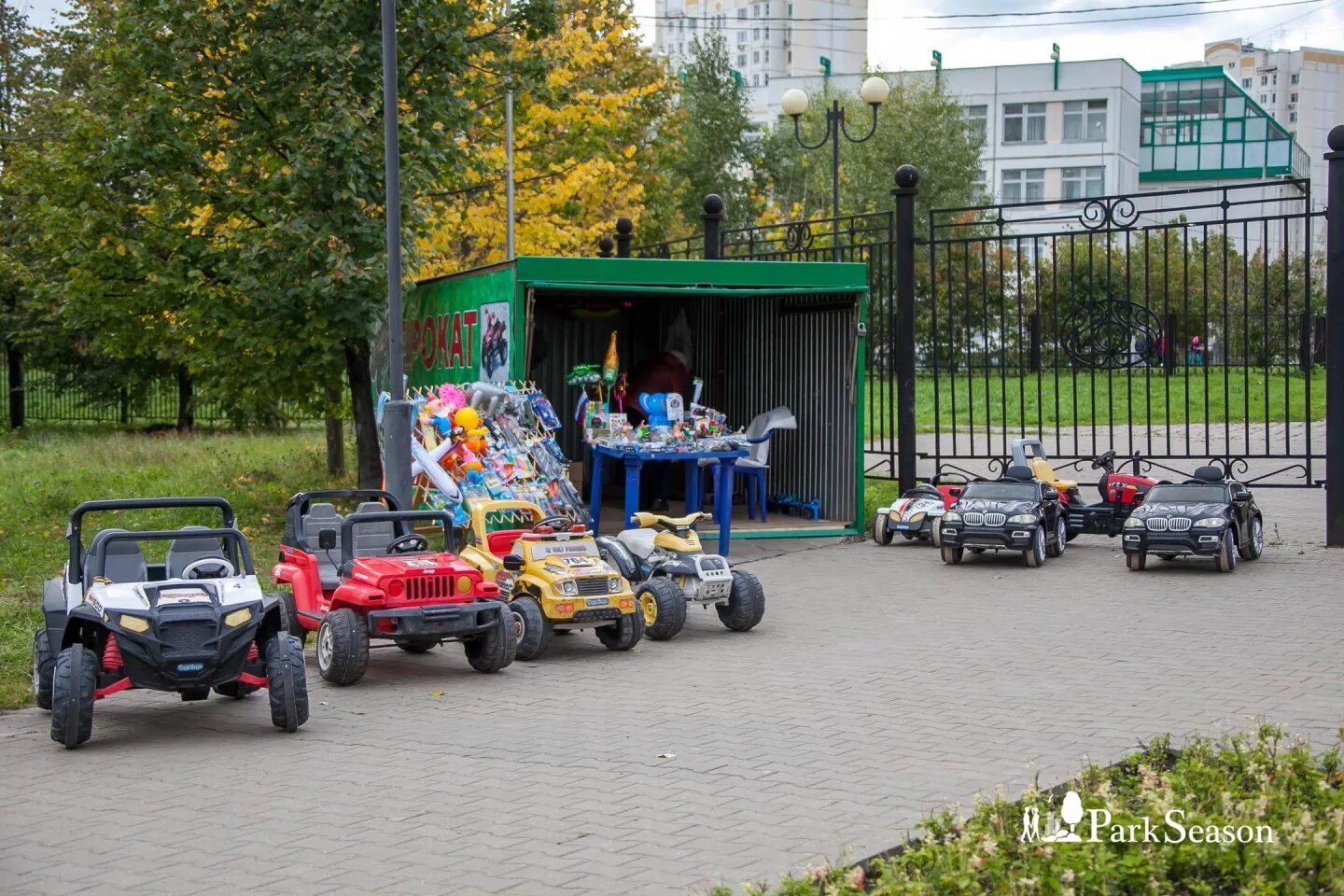 Машинки на прокат. Детские машинки в парках. Машинки в парке. Детские машины в парке. Детские машинки напрокат.