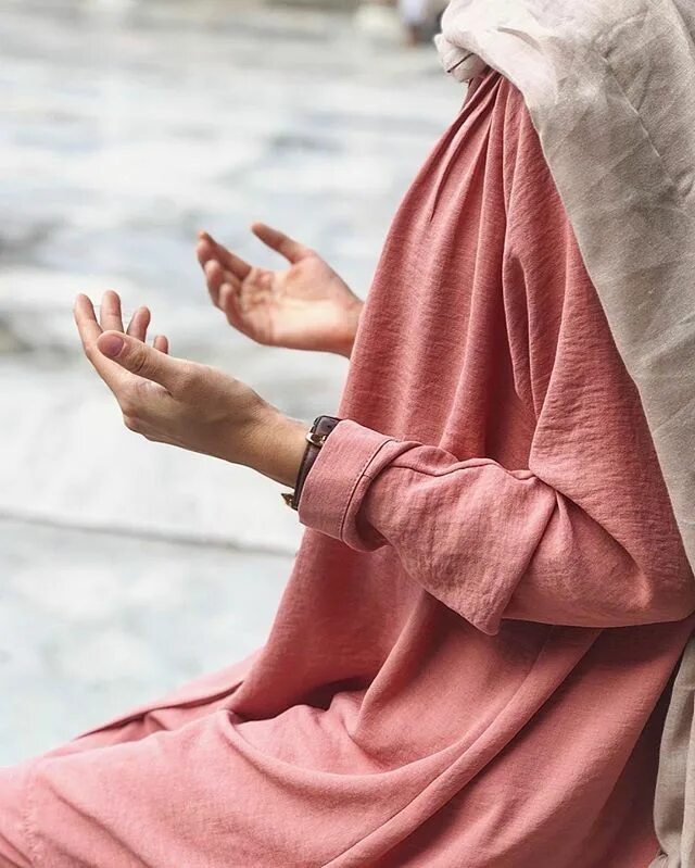 Альхамдулиллах мусульманка. Женщина в хиджабе со спины. Мусульманка со спины. Счастливая мусульманка.