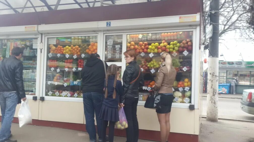 Требуется продавец овощи, фрукты в воронеже. Фруктовая экзотическая корзина. Большая корзина с фруктами. Яблоки под воронежем. Грядка овощи и фрукты магазин.