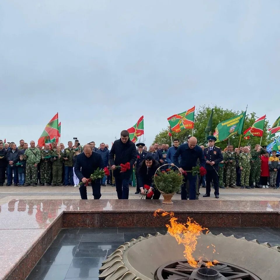 28 мая есть праздник. Отмечаем день пограничника. Праздник день пограничника в Ульяновске.. Возложение цветов. Возложение цветов 9 мая.