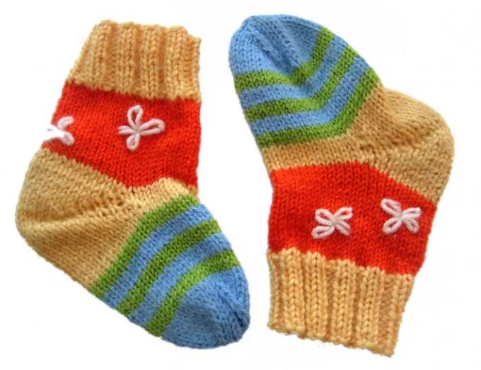 Пара теплых носков. Носочки детские. Теплые носки для детей. Шерстяные носки для детей. Носки детские вязаные.