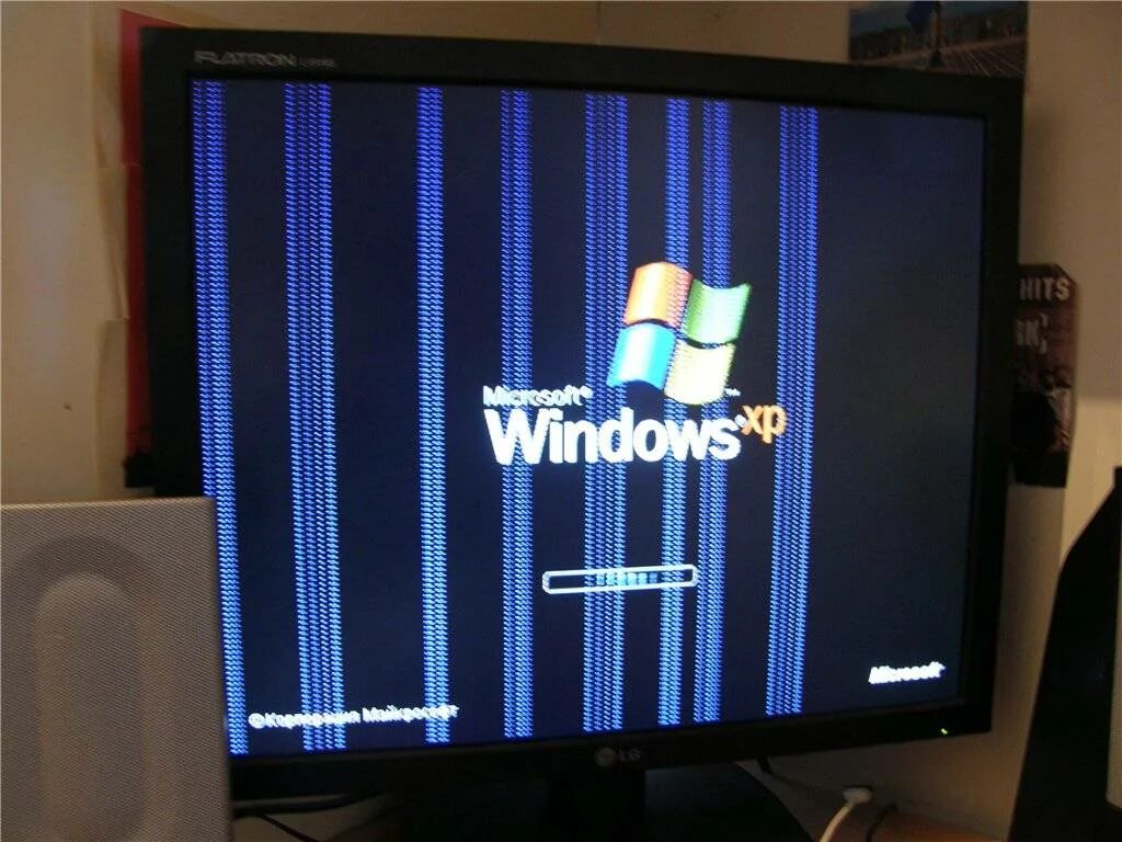 Полоски на мониторе. Разноцветные полоски на мониторе. Вертикальные полосы видеокарта. Полосы на экране компьютера. Полосы на экране при включении