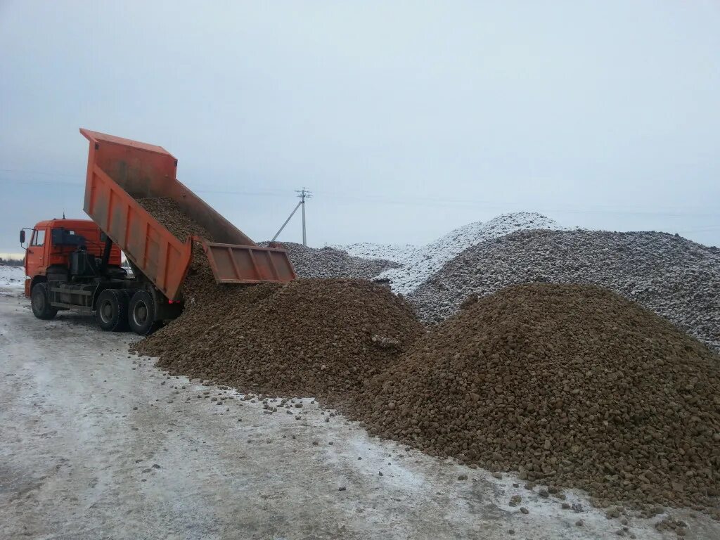 Купить щебень в новосибирске с доставкой цена. КАМАЗ самосвал песок щебень. Самосвал с гравием. Машина с щебнем. Самосвал с песком.