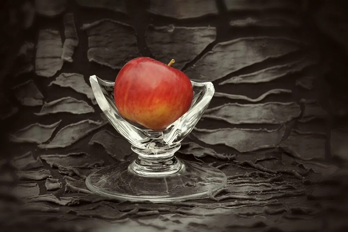 молодильные яблочки. молодильное яблочко. книга молодильные яблоки. яблоки на подносе. молодильное яблоко рисунок.