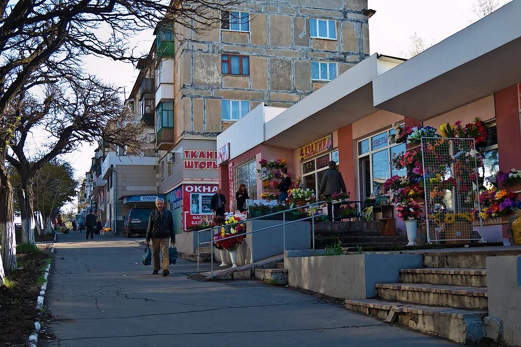 Погода в торезе. Универмаг Торез. Торез рынок. Торез Николаева. Марсель Торез.