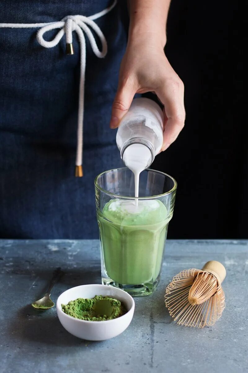 Что такое матча латте. Маття латте. маття чай латте. зеленый чай matcha. матча латте зеленый.