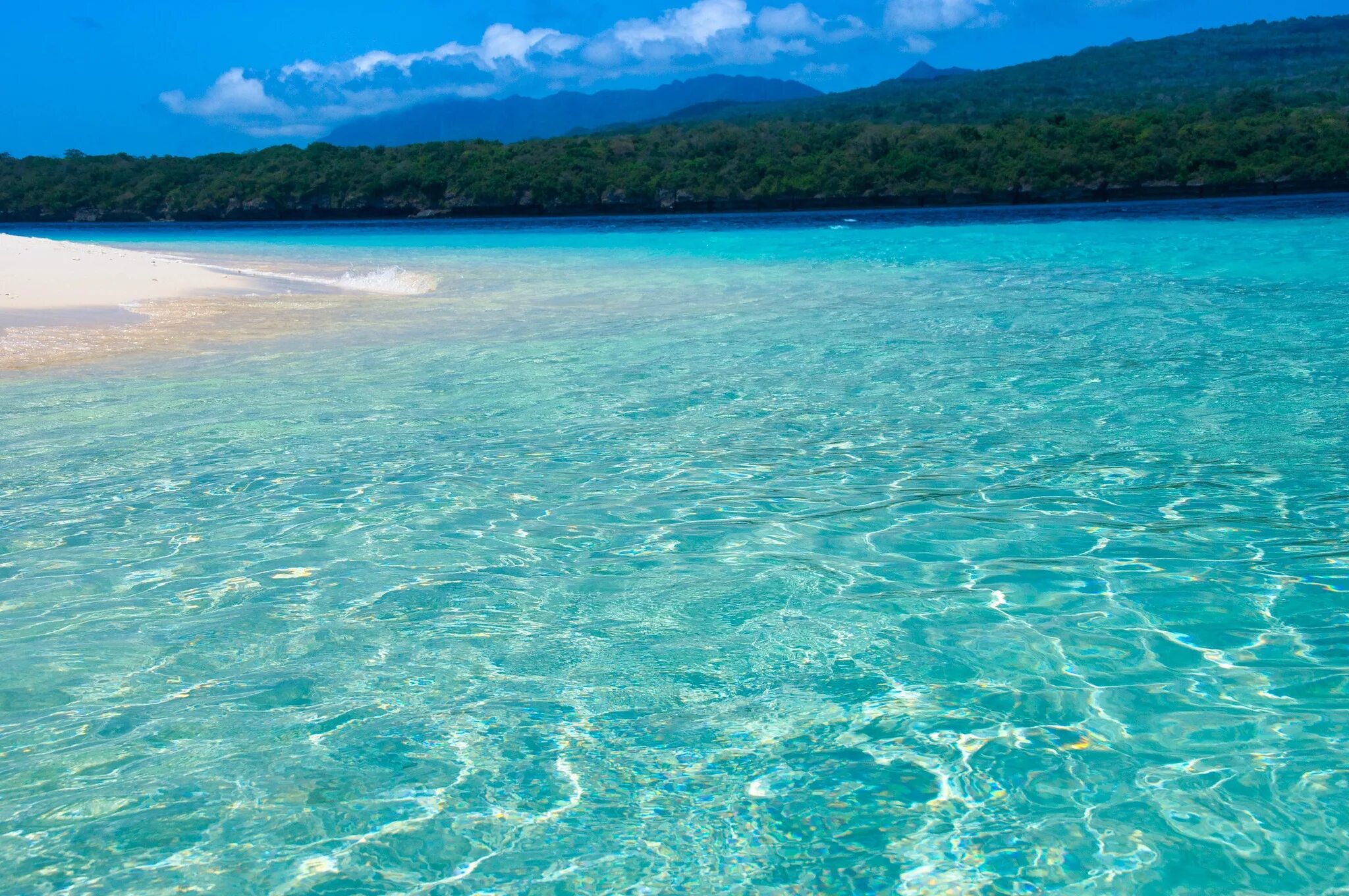 Самая теплая вода в мире. Прозрачное море. Красивое море. Чистое море. Кристально чистое море.