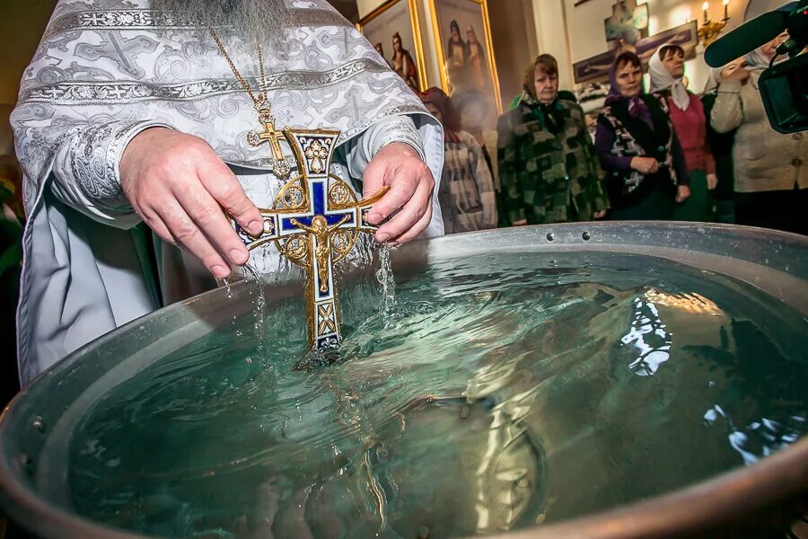 Крещение Господне Святая вода. Освящение воды. Освящение воды на крещение. Освящение воды в храме. Можно крестить во время поста