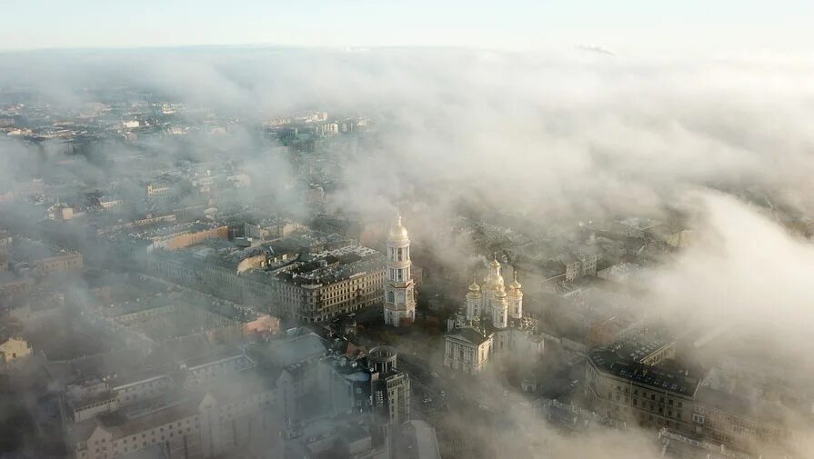 Москва 30 ноября 2023. Питер в тумане. Туман в Москве вид сверху. Питер ноябрь туман. Туман на Парнасе.