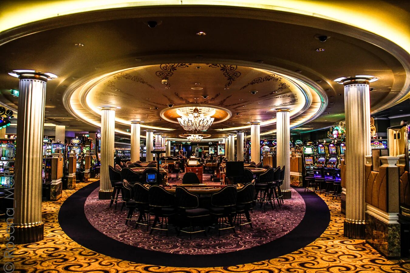 Duck casino. Venetian Macao казино зал. Казино Stardust в Лас-Вегасе. Казино внутри. Роскошное казино.