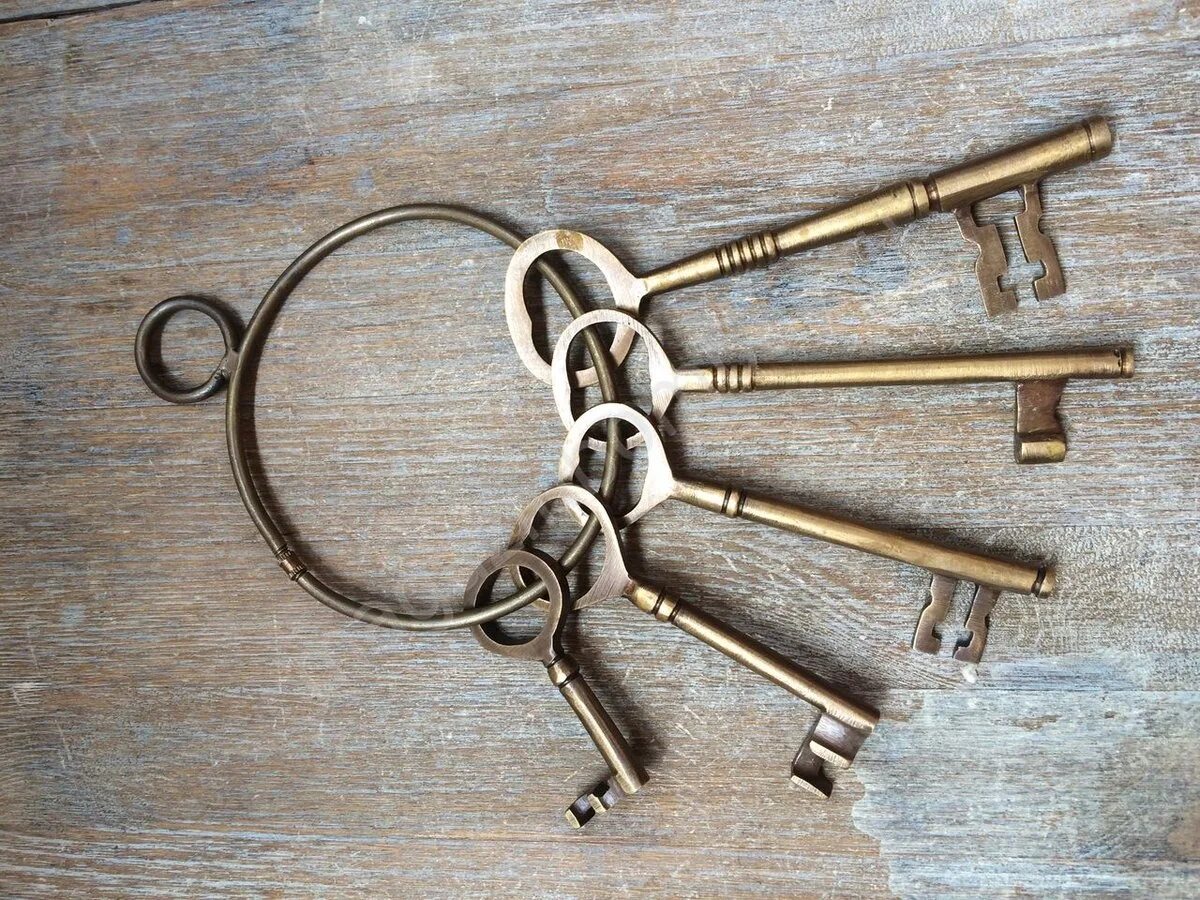 Большая связка ключей. Старинный ключ. Связка ключей. Связка старых ключей. Ключ от двери.