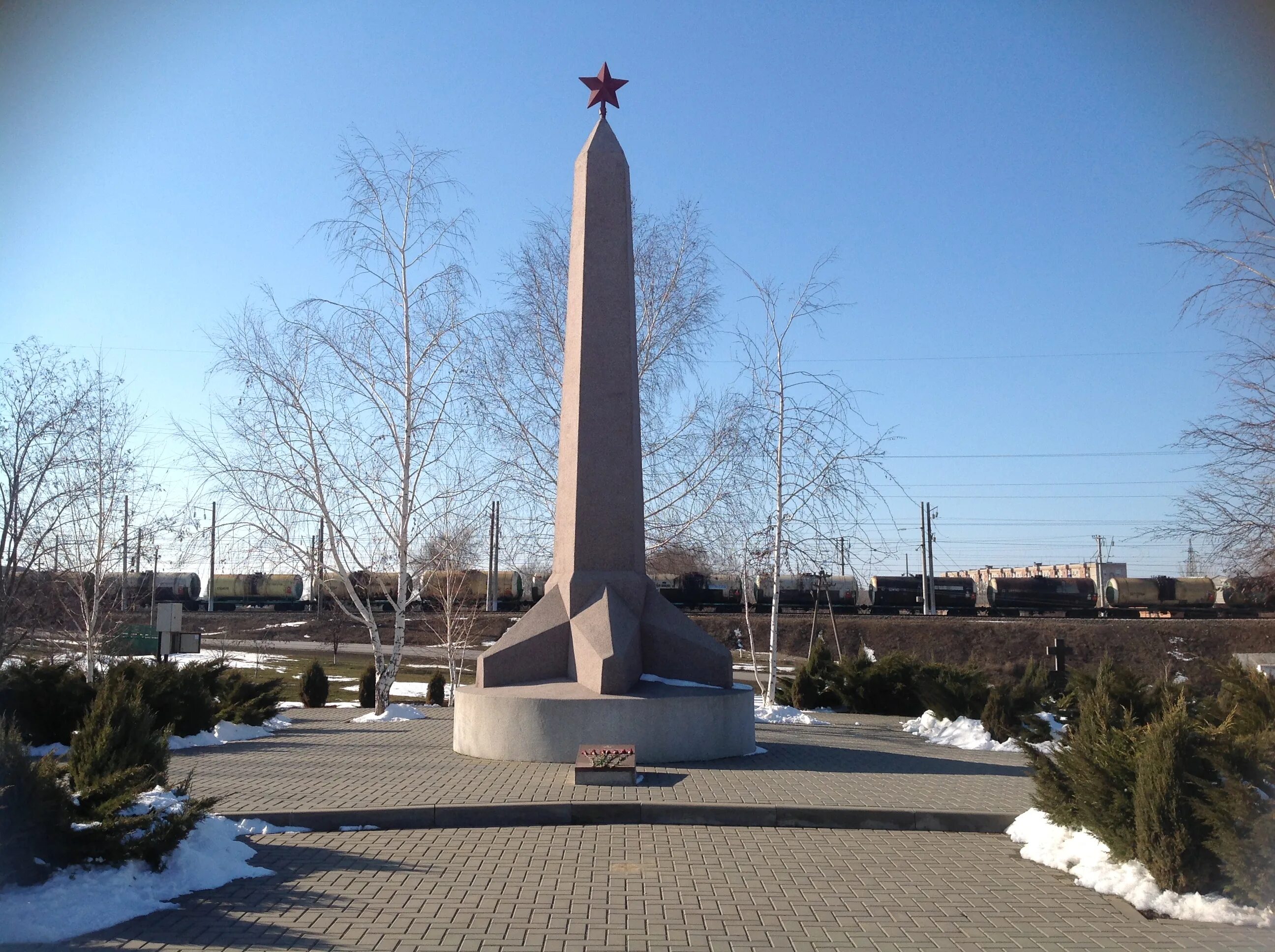 Крест сальск. Кирпичный завод Сальск мемориальный. Памятники Великой Отечественной войны в Сальске. Кирпичный завод Сальск памятник. Мемориальный ансамбль поклон Сальск.