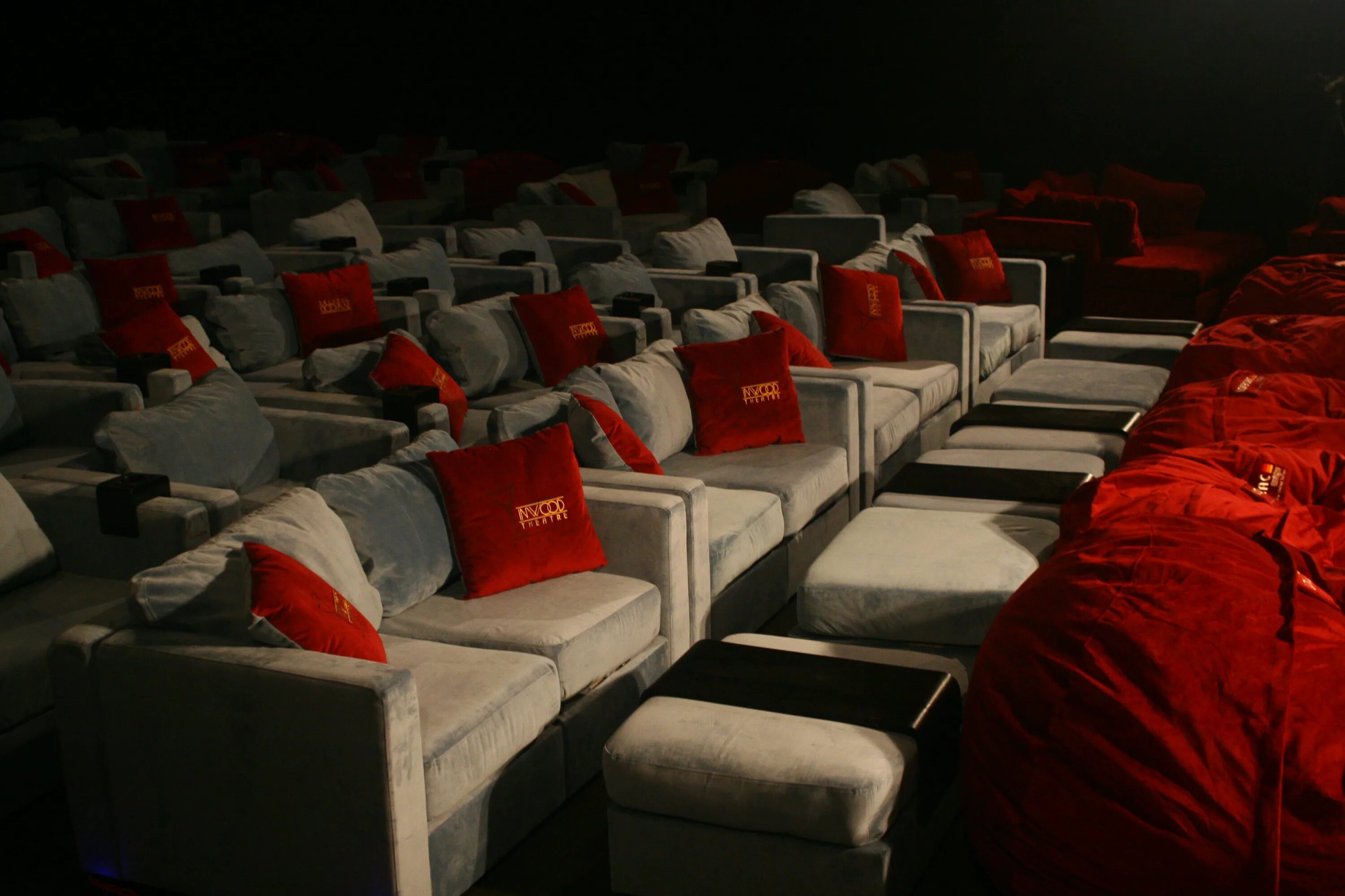 Диванчики в кинотеатре. Зал с диванами в кинотеатре. Кинотеатр с диванами в Москве. Кинотеатр с лежачими местами.