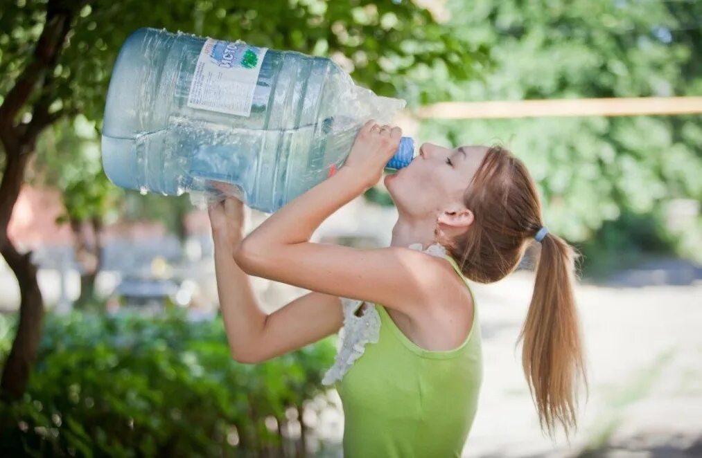 Выпил слишком много воды. Спасаемся от жары. Пить воду в жару. Девушка пьет воду. Девушка пьет воду жара.