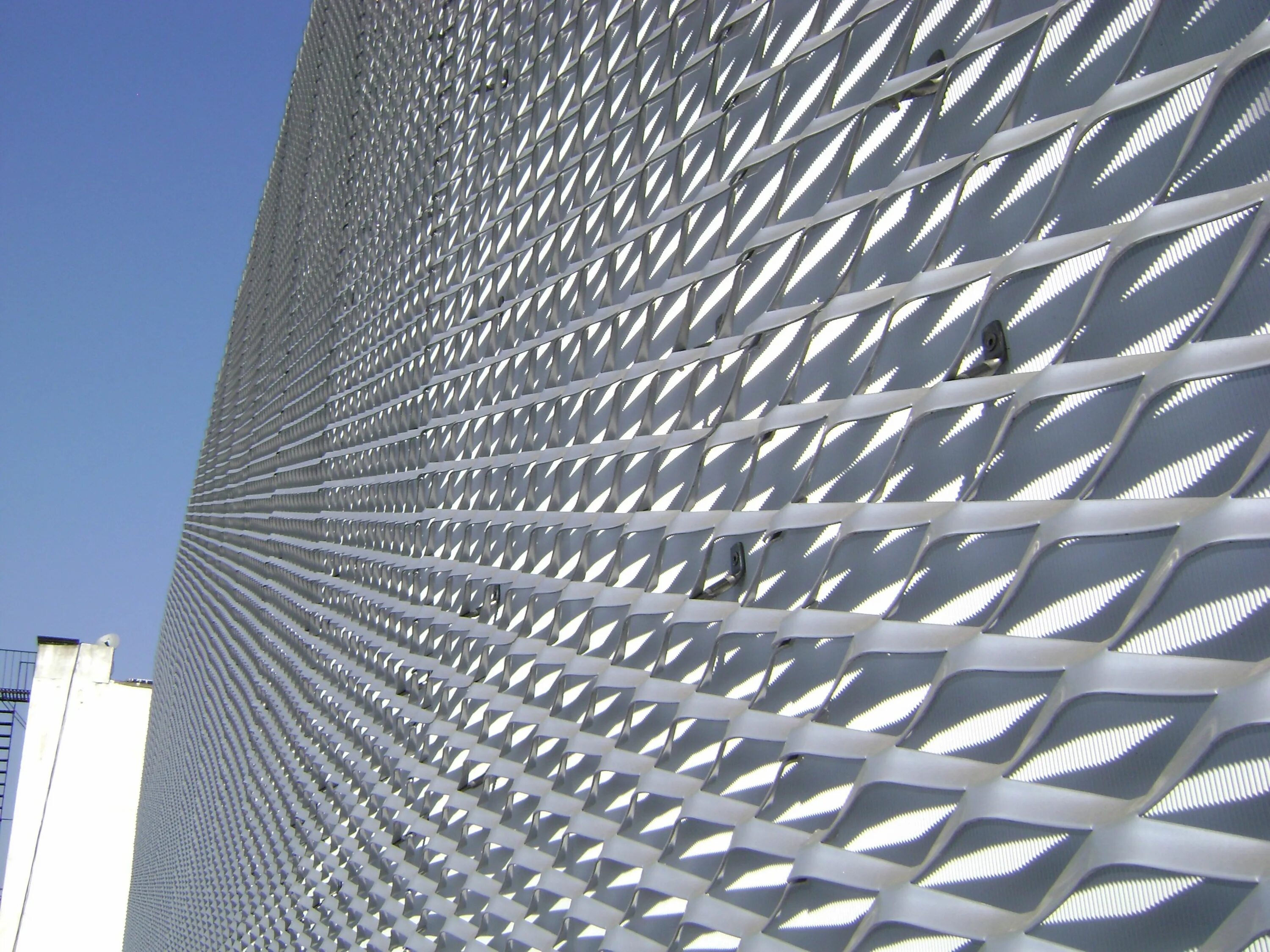 Сетчатый фасад. Сетчатые панели mesh metal. expanded metal mesh. фасад просечно-вытяжной металл. пвл алюминиевый.