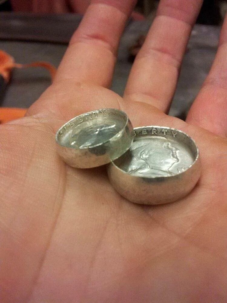 Кольцо из 5 рублей. Кольцо из монеты. Самодельное кольцо из монеты. Перстень из монеты. Кольцо из монеты обручальное.
