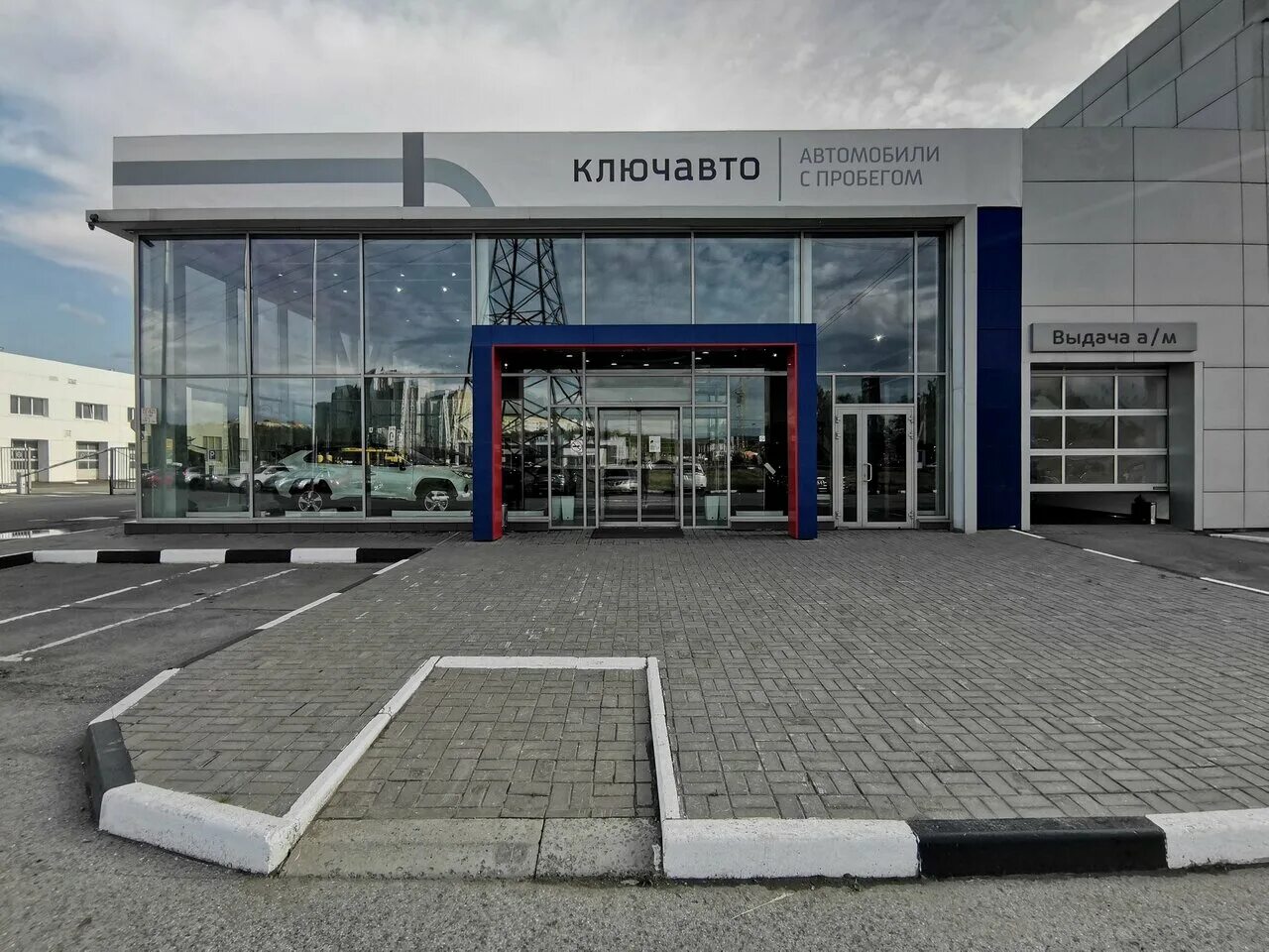 Азия авто омск. Рынок автомобилей с пробегом. Феникс авто. Феникс авто в омске. Автосалон хендай.