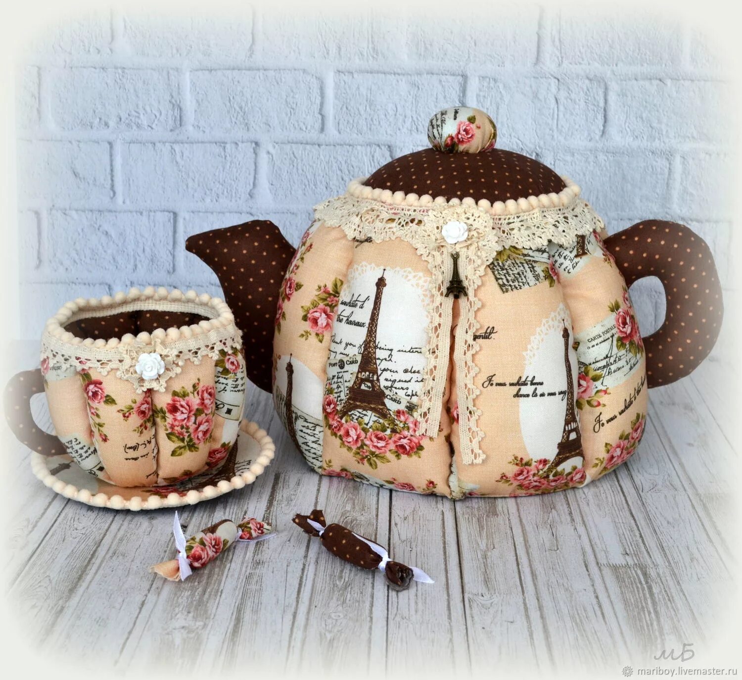 Текстильный чайник мастер класс. Кружка из ткани. Лоскутные грелки на чайник. Чайник из ткани. Текстильный чайник мастер класс.