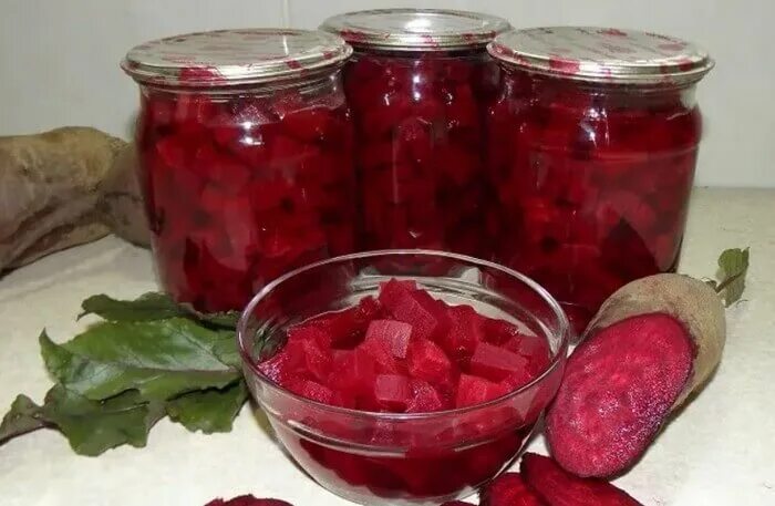 Свекла винегрет. Свекольная закуска на зиму. Как мариновать свеклу на зиму сырую. Маринованная свёкла на зиму в банках. Заготовка свеклы на зиму.