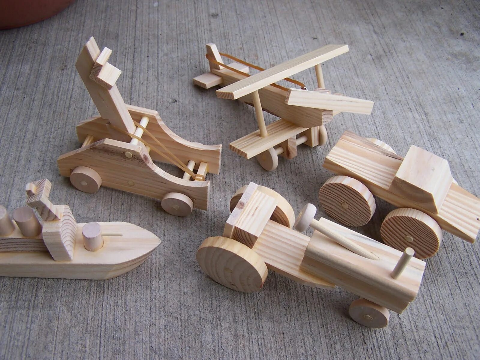 Какие игрушки из дерева. Деревянные игрушки. Детские игрушки из дерева. Деревянные изделия для детей. Игрушки из дерева для детей.