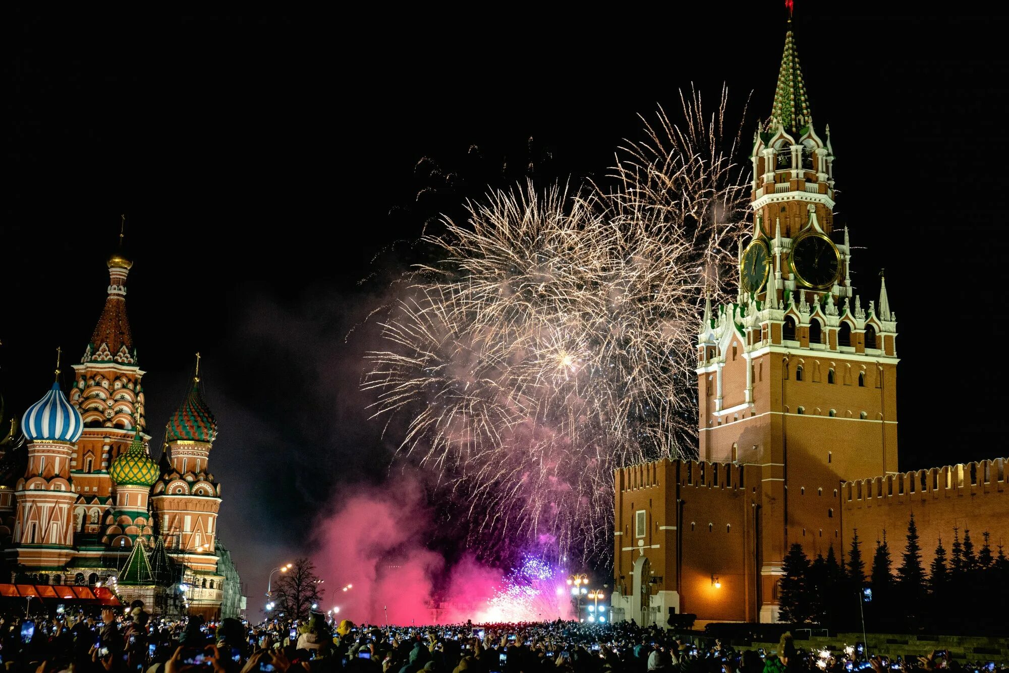 Зима 23 год. Празднование нового года в россии. праздничная москва. военные в кремле. фото празднования нового года в россии.