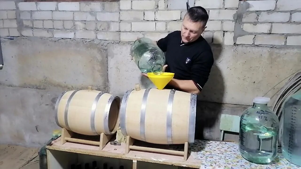 Какую крепость заливать в бочку. Производство и заливка вина в бочки. бочка залита цементом для крепежа лодки. бочка с кипятком поезд. какую крепость дистиллята заливать в бочку.