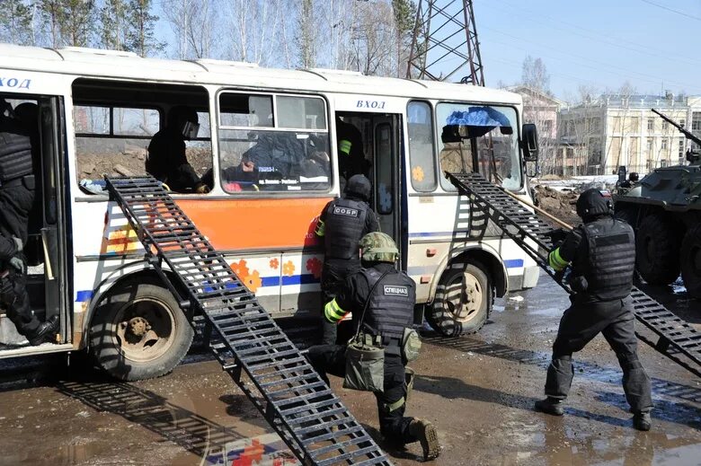 Теракт в общественном транспорте. Спецназ штурмует автобус захваченный террористами.