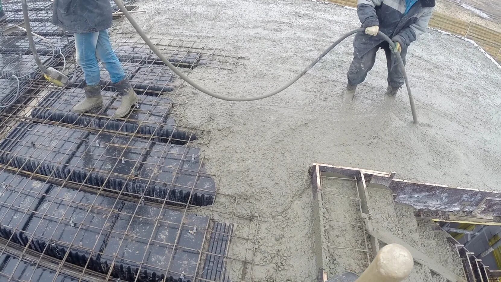 Монолитный фундамент, бетон м100. Бетонирование монолитной плиты перекрытия. Бетонирование фундамента. Укладка бетона.