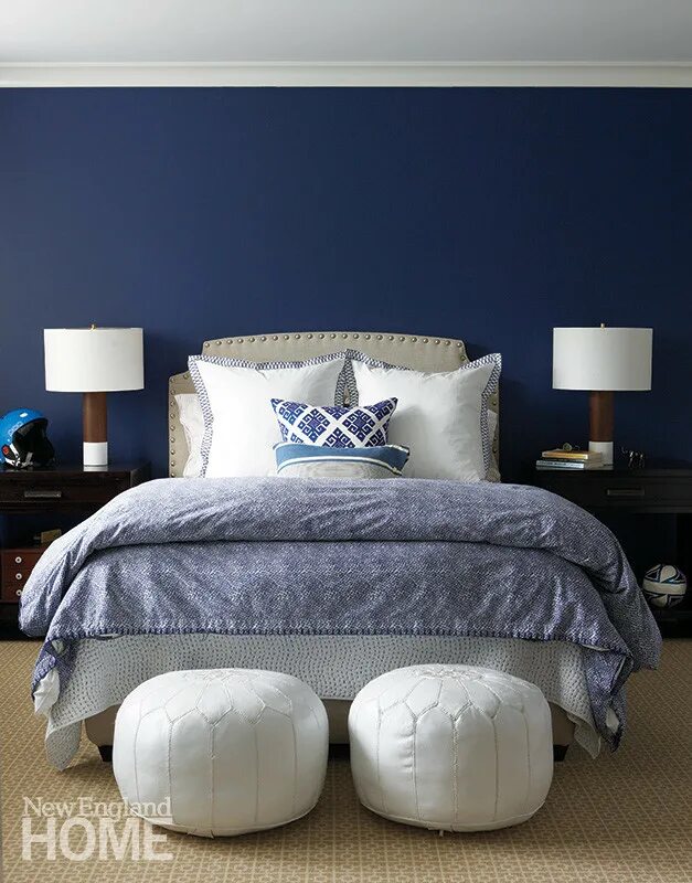 Перламутровое покрывало. Синяя спальня. Синяя кровать в интерьере спальни. Спальня в синих тонах. Сине бежевая спальня.