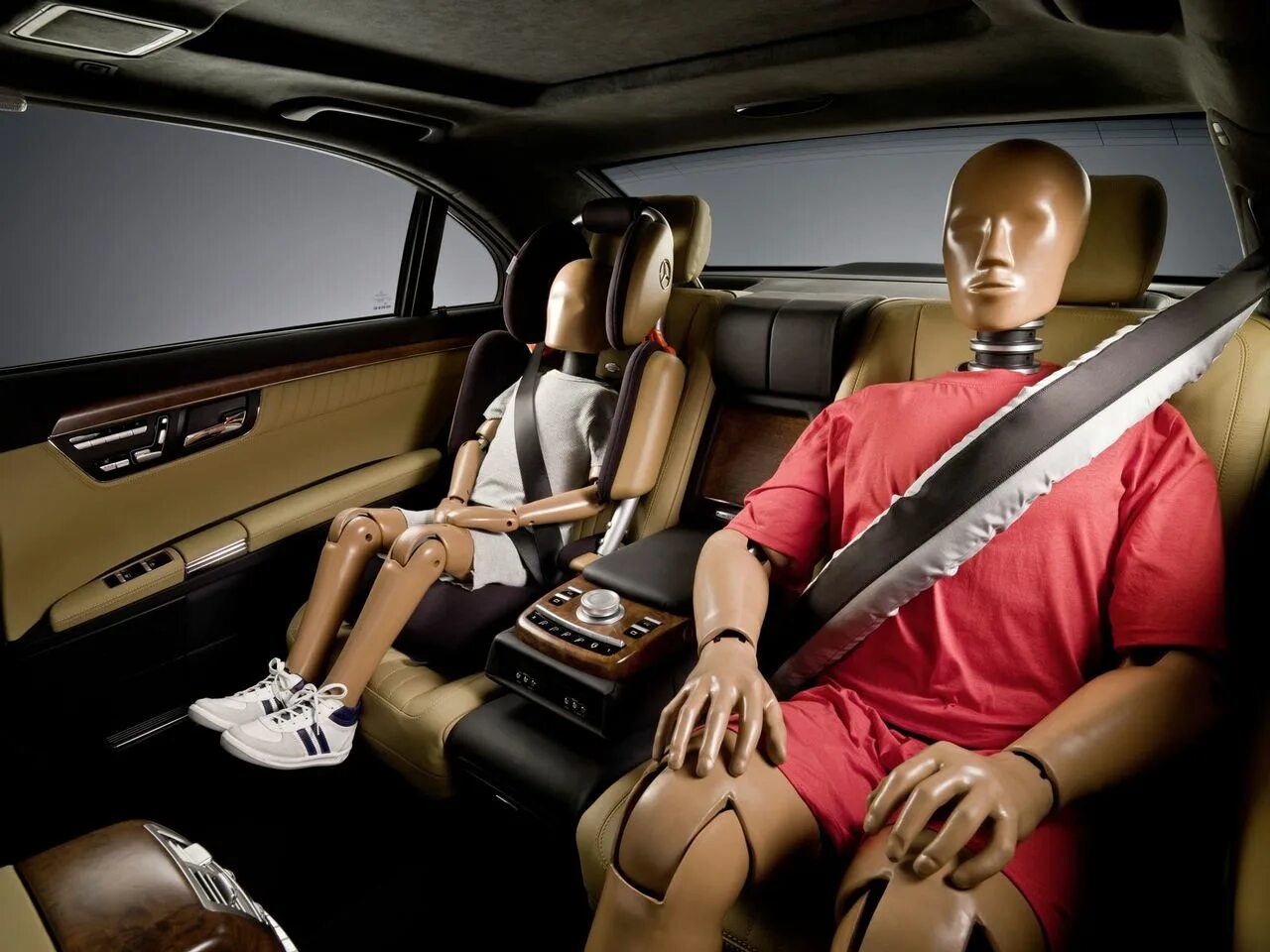 Нарушение ремень безопасности. Подушка безопасности Мерседес. Мерседес airbag. Mercedes-Benz ESF 2009. Ремень безопасности для автомобиля.