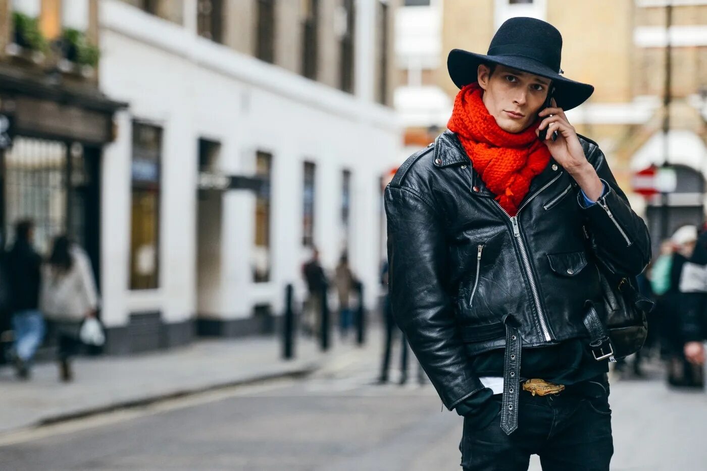 Итальянский стиль одежды мужск. Стильные люди на улицах. Адам галлахер одежда стиль. Экстравагантная уличная мода. Мужской деревенский стиль.