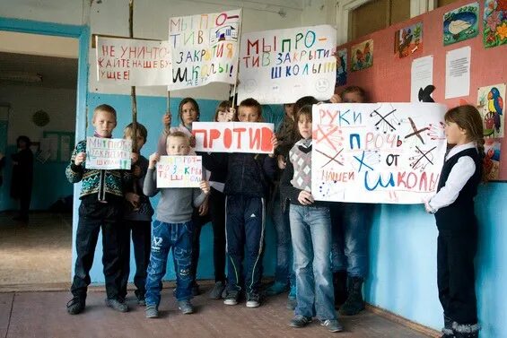 Директор школы на Сахалине уволился после пикета против третьеклассника Новости