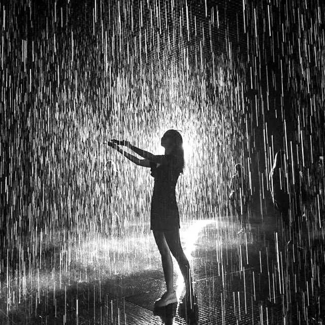 Влюбленный дождь. Стоя под дождем песня. Батыр дождь. Стоя под дождем песня. Танцы под дождем.