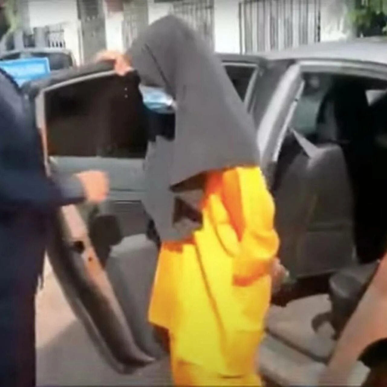 Девушка полицейский арестовывает преступника. Сестра кинула