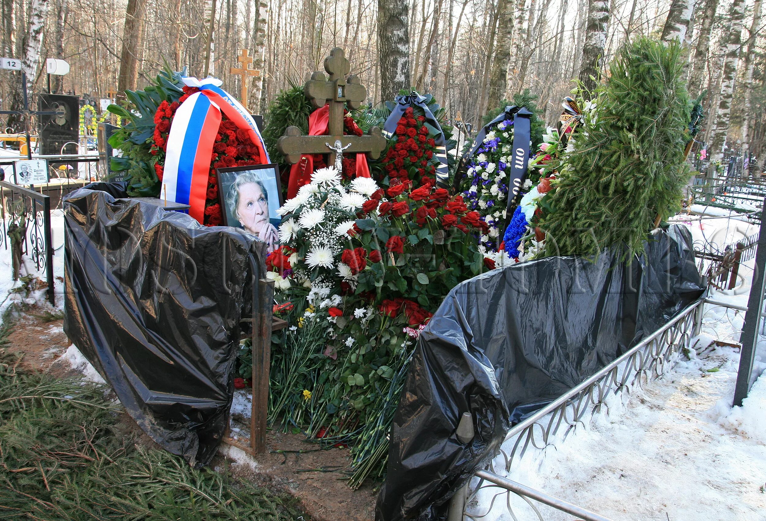 Могила Риммы Марковой на Николо-Архангельском.