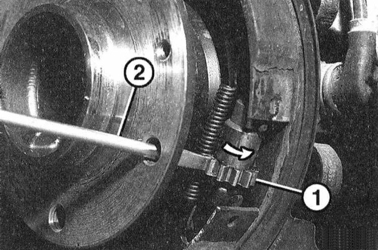 Ручник е46. Регулировка колодок стояночного тормоза BMW e39. Регулировочный винт задних колодок БМВ Е 34. Регулировочный болт ручника е46. Механизм ручного тормоза БМВ е39.