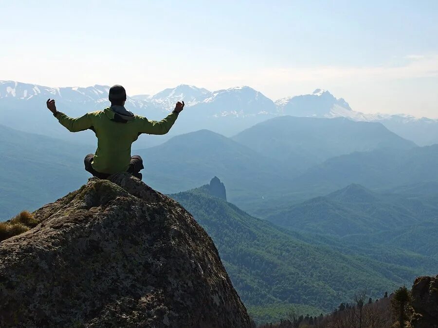 Каждый кто был в горах. Человек в горах. Вершина горы. Медитация в горах. В горах.
