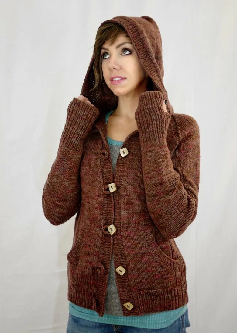 Вязаная куртка с мехом женская. Кардиган с капюшоном. Вязаное пальто для женщин. Пальто с вязаными рукавами. Вязанная куртка с пехом.
