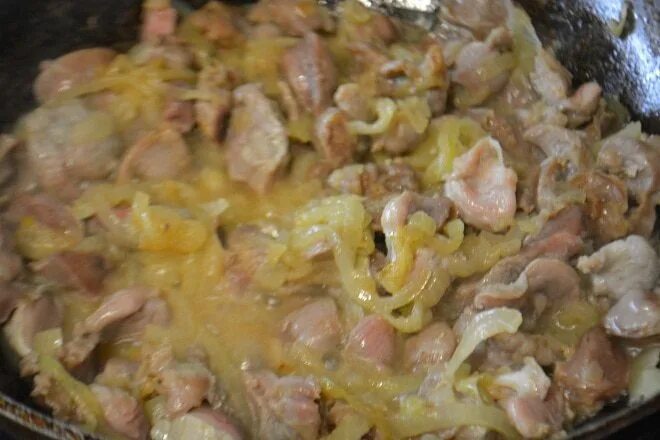 Приготовление куриных желудков на сковороде с луком. Желудочки куриные готовые. Куриные желудки готовые. Вареный куриный желудочек в разрезе.