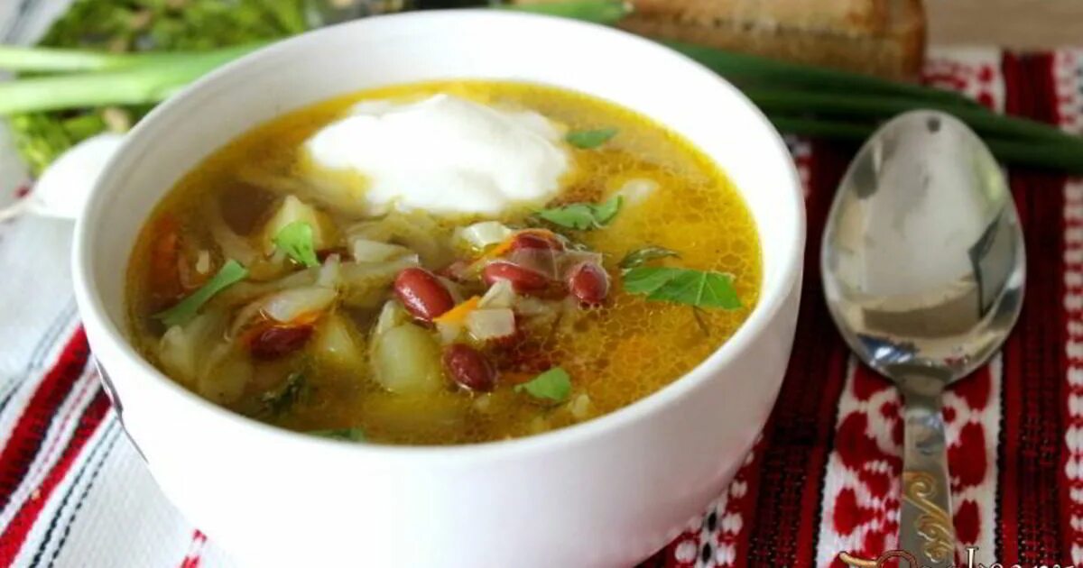 Щи с капустой и фасолью консервированной. Щи с фасолью. постные щи с фасолью. щи из свежей капусты с фасолью. щи с фасолью и капустой.